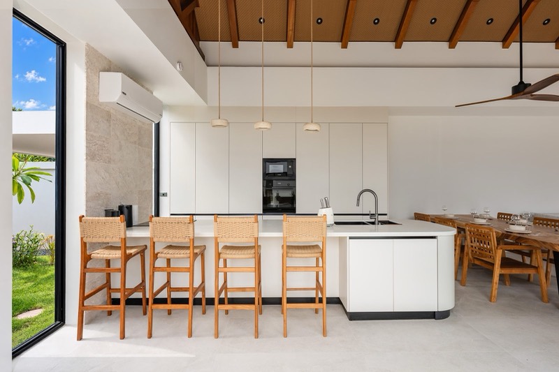 Kitchen island with four rattan bar stools